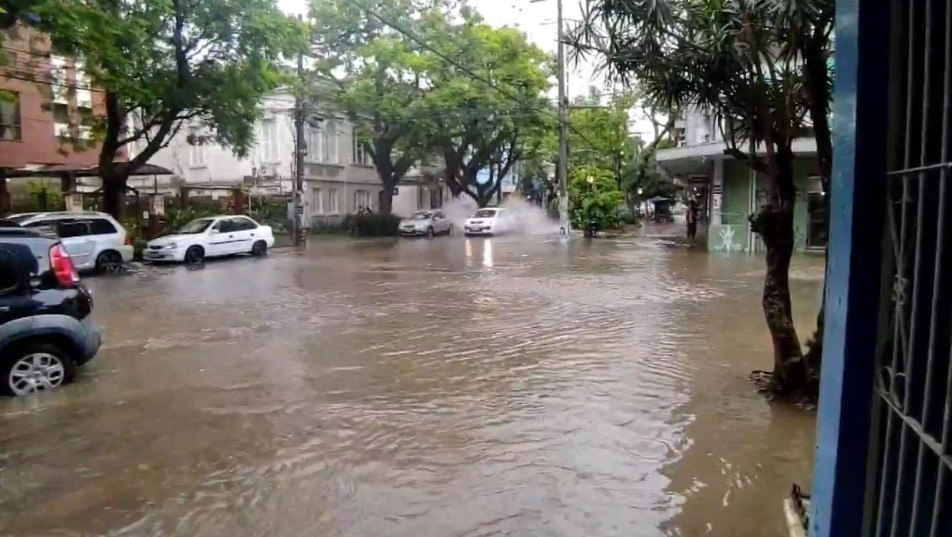Em apenas uma hora, Porto Alegre tem quase metade da média de chuva de janeiro; veja FOTOS