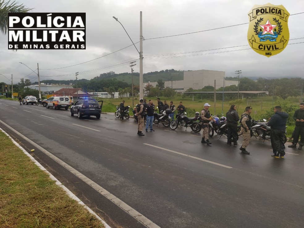 Operação de combate ao 'rolezinho' deixa um preso e apreende motocicletas na BR-459, em Itajubá — Foto: Polícia Civil