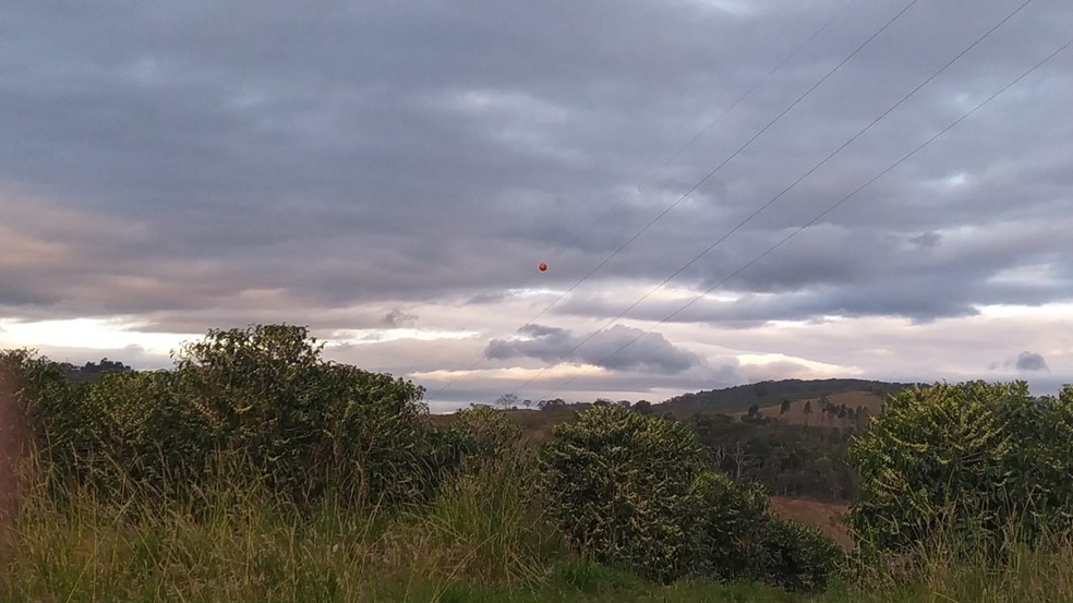 Caso Marília Mendonça: esferas de sinalização são colocadas em cabos da torre de energia onde avião da cantora bateu, em MG — Foto: Geórgia Marques
