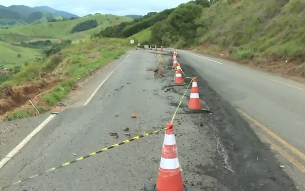 Situação da MGC-383 piora e pista cede cerca de um metro entre Itajubá e Maria da Fé — Foto: Reprodução EPTV