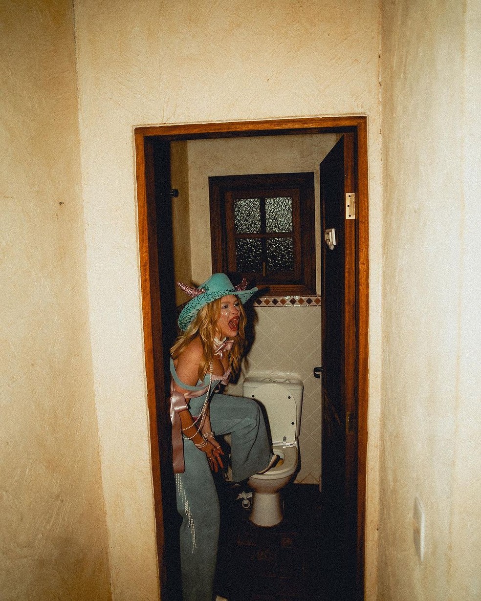 Lusa Sonza usou fantasia com chifres no carnaval de 2024, uma referncia  traio do ex-namorado, Chico Moedas  Foto: Reproduo/Instagram