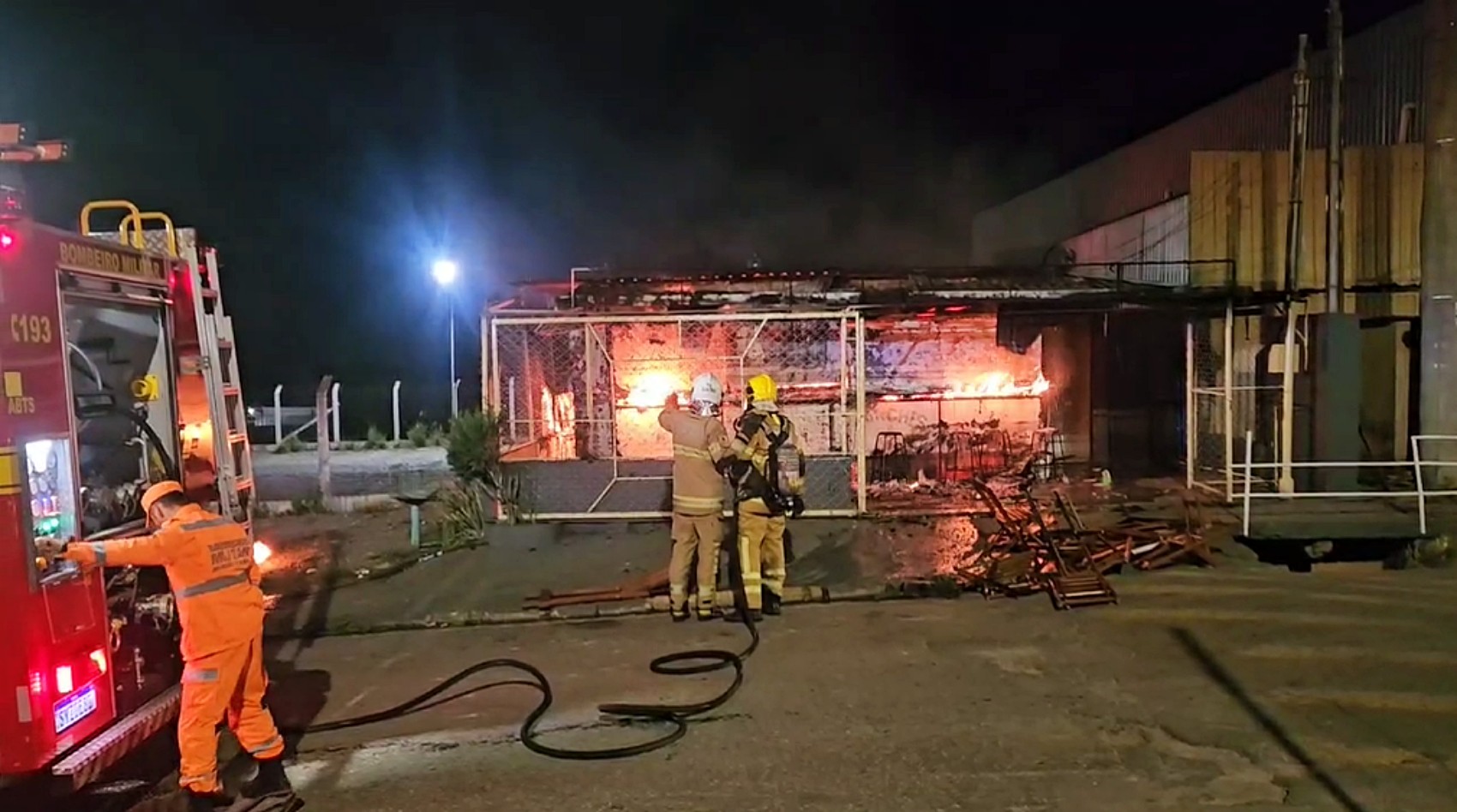 Funcionária sofre queimaduras após trailer de lanches ser destruído pelo fogo em Poços de Caldas, MG