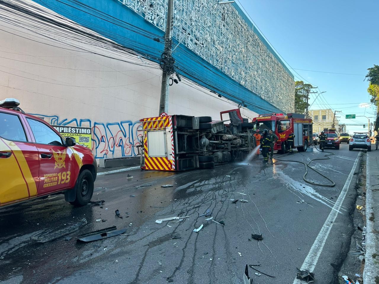 Três bombeiros ficam presos às ferragens após viatura tombar em Maceió