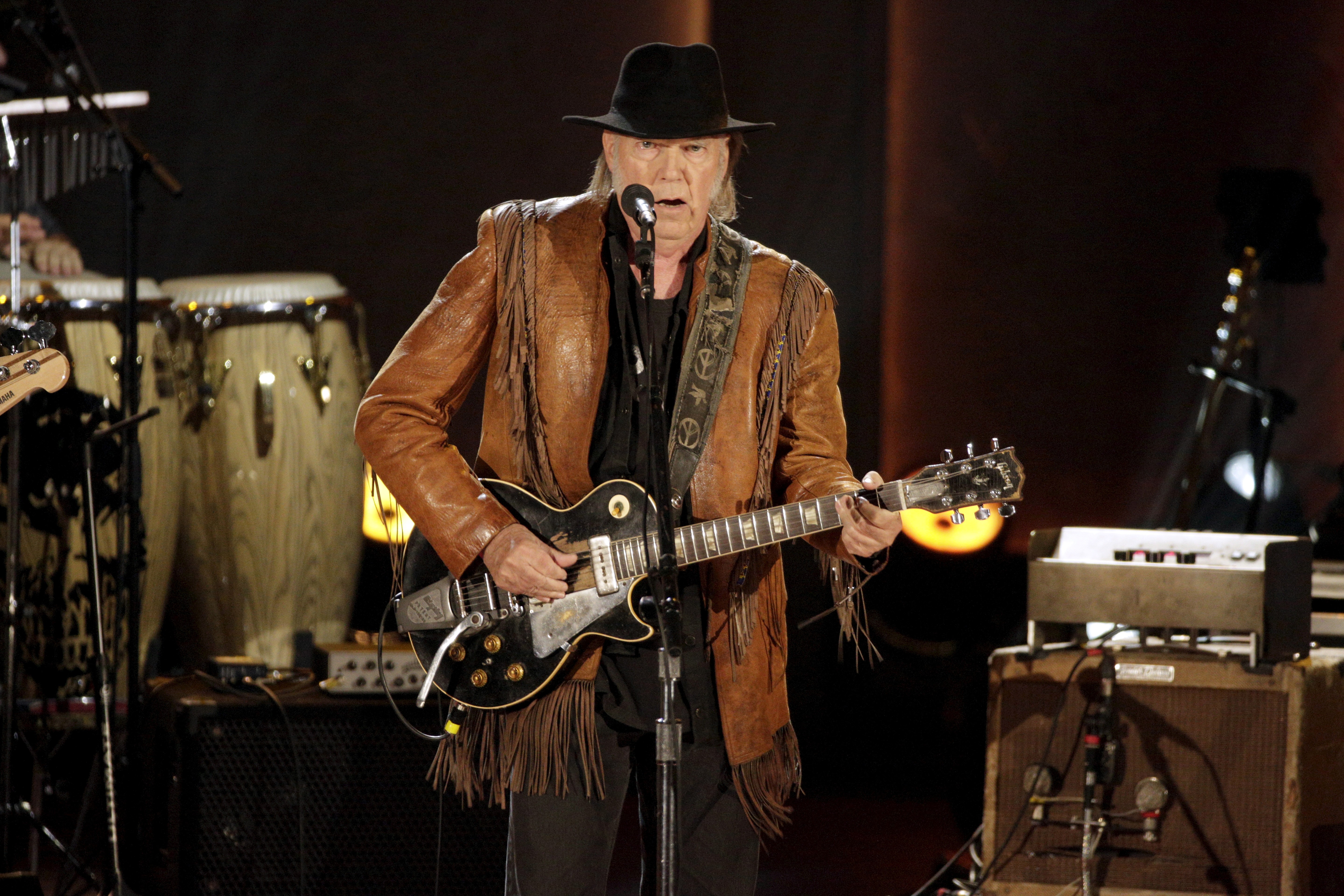 Festival Glastonbury anuncia Neil Young, Olivia Rodrigo, Charli XCX,  Alanis Morissette e Rod Stewart