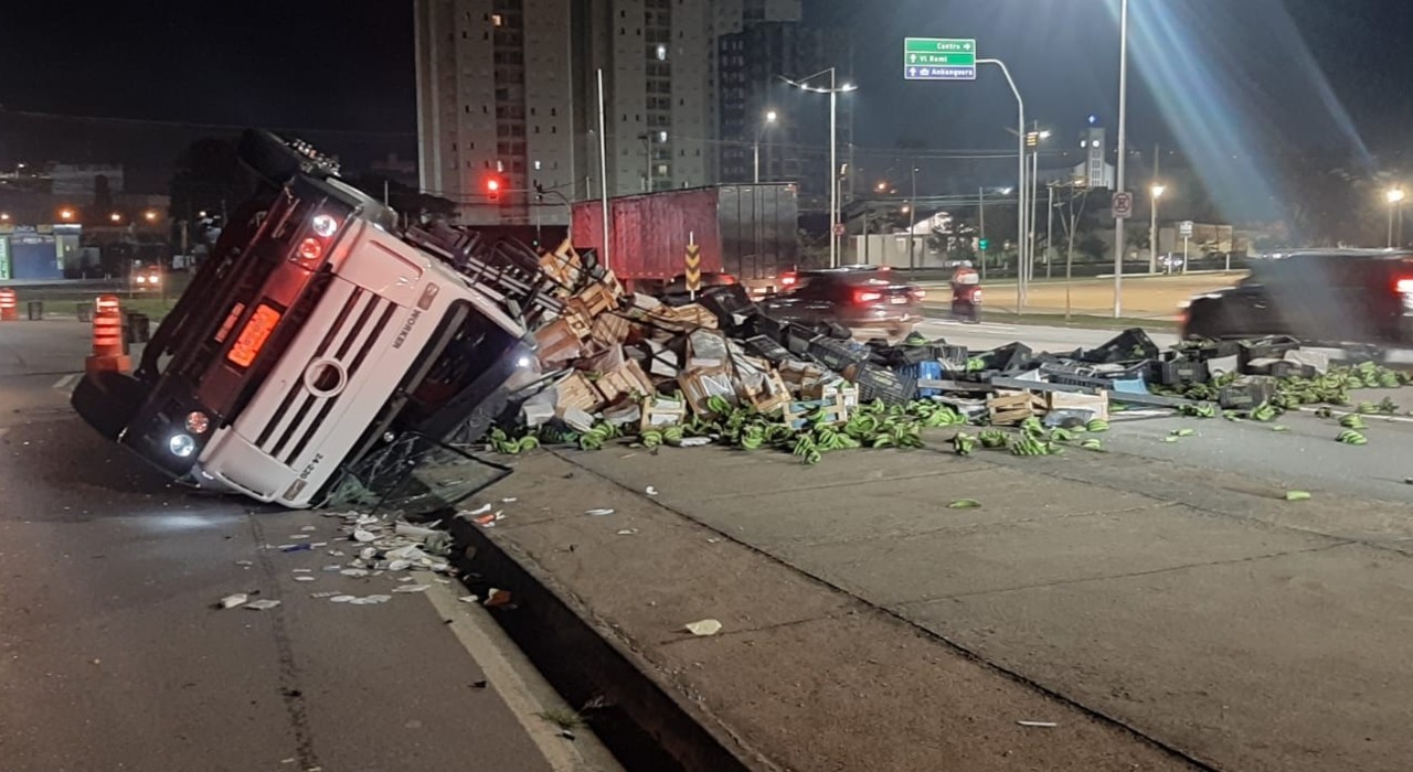 Caminhão carregado com bananas tomba e interdita avenida em Jundiaí 