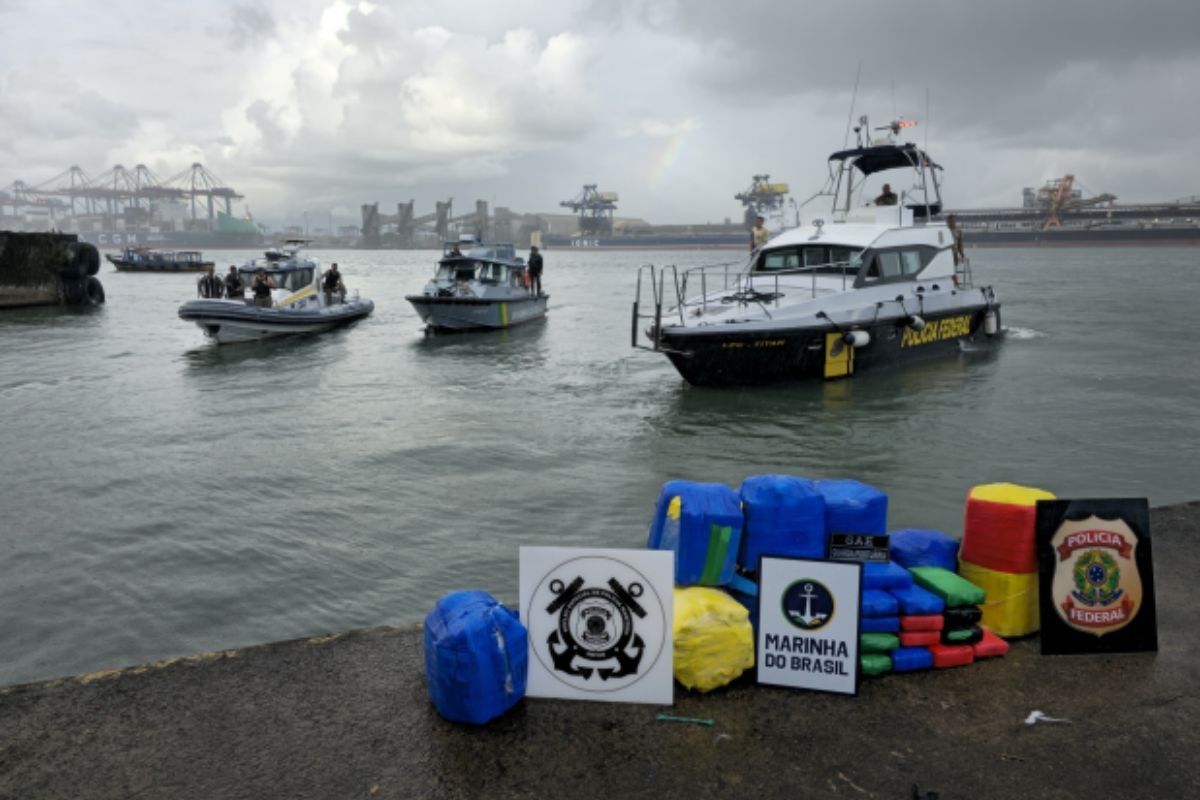 Mergulhadores encontram quase 150 kg de droga em casco de navio atracado no Porto de Santos