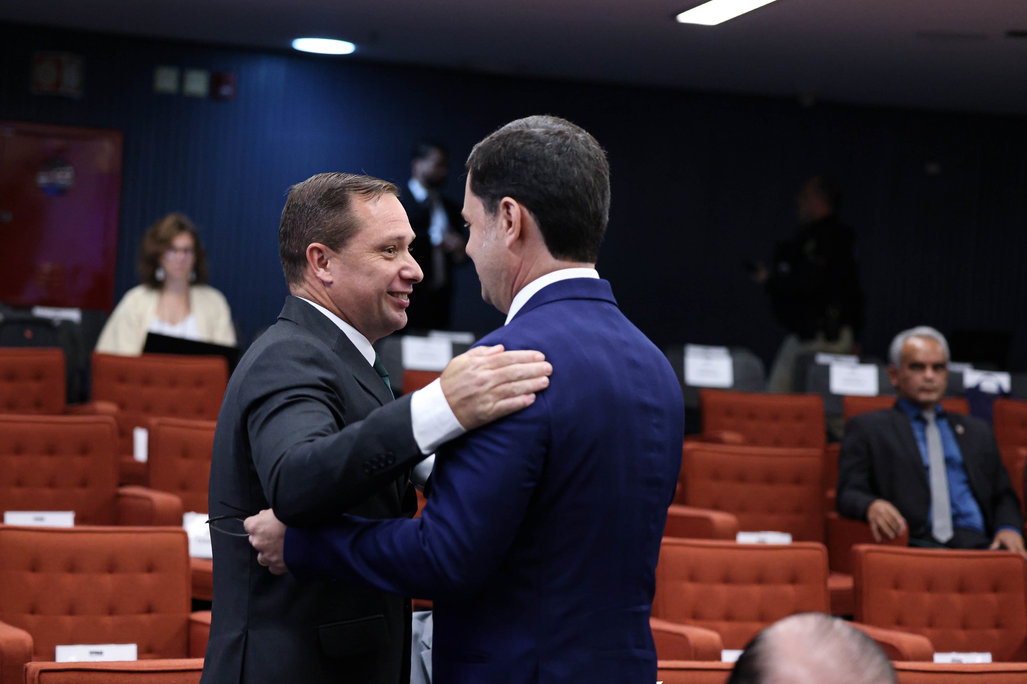 Continência e cumprimentos: clima de cordialidade marca reencontro dos réus da trama golpista; FOTOS