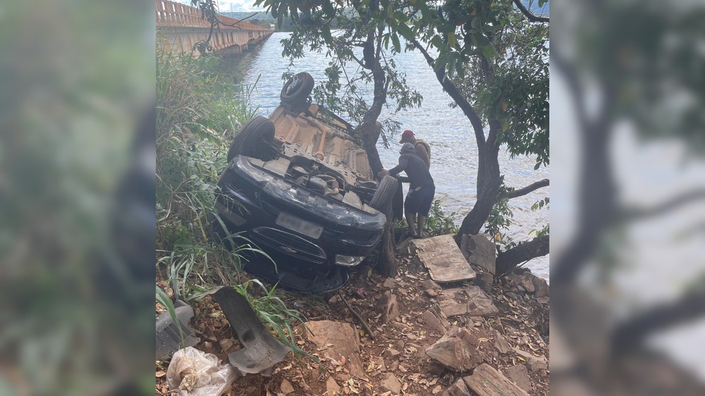 Carro é atingido por carreta, quase cai em rio em MG e ocupantes são resgatados com ferimentos leves
