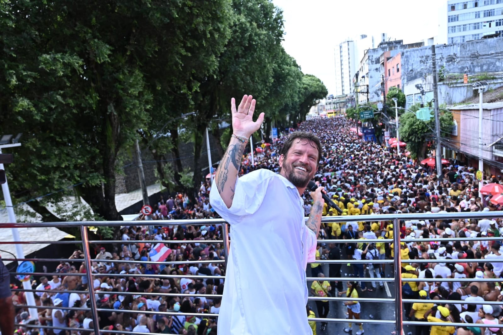 Saulo Fernandes faz prévia da tradicional pipoca com show gratuito em Salvador