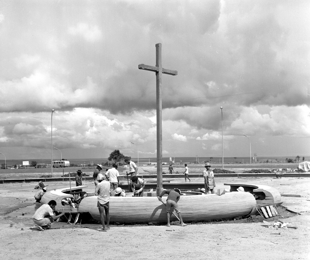 1974: Praça do Cruzeiro recebe tratamento paisagístico atual — Foto: Arquivo Público-DF/Divulgação