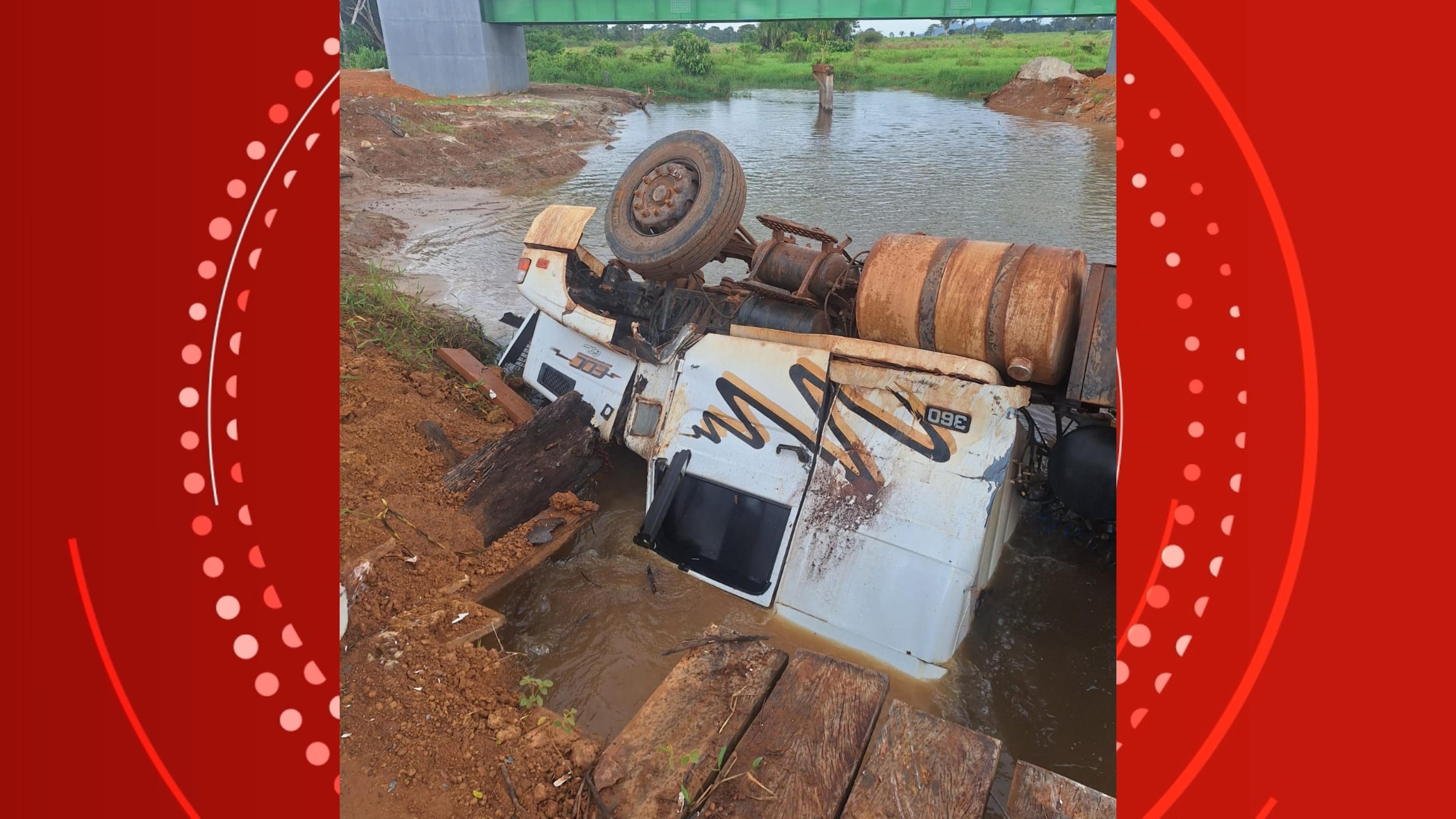 Carreta cheia de soja cai em rio em São Miguel do Guaporé, RO
