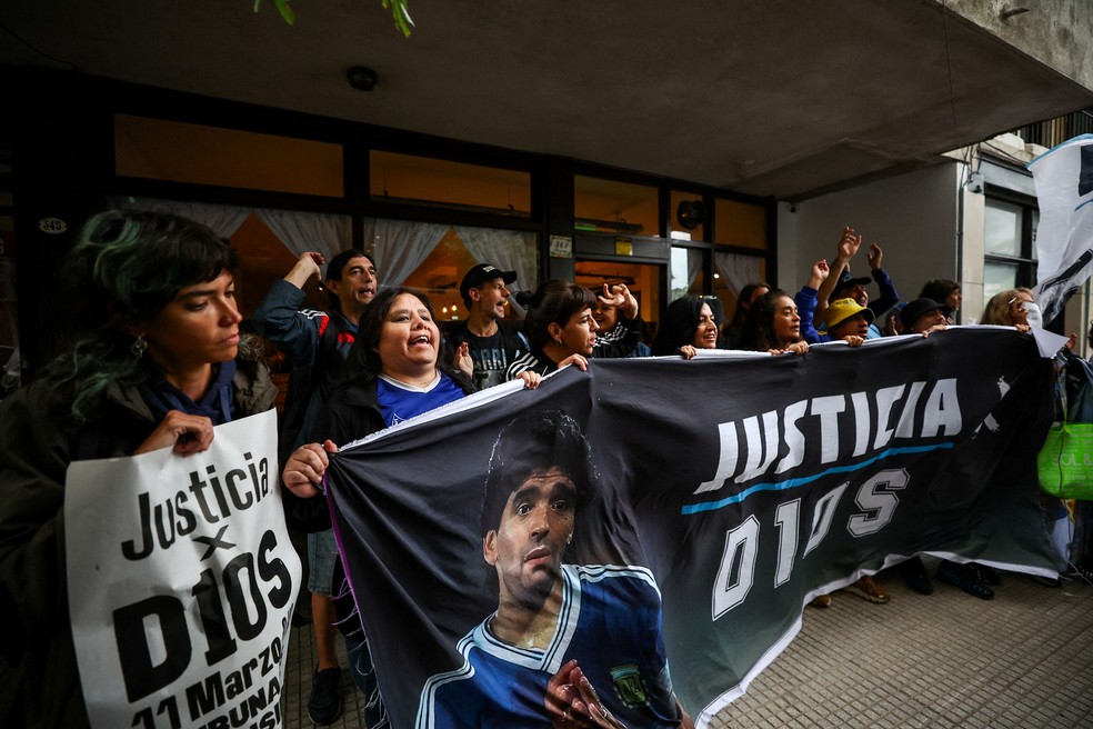 Fãs de Maradona seguram uma faixa que diz ''Justiça para Deus'' — Foto: REUTERS/Agustin Marcarian