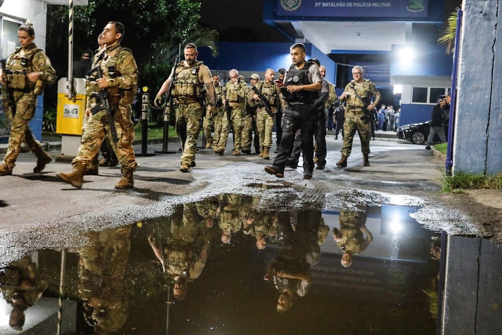 Policiais deixando o 31 BPM em direo as comunidades — Foto: Divulgao