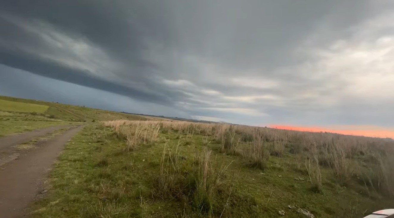Caçadores de tempestades registram 'supercélula' em Alegrete durante período de temporais no RS; VÍDEO
