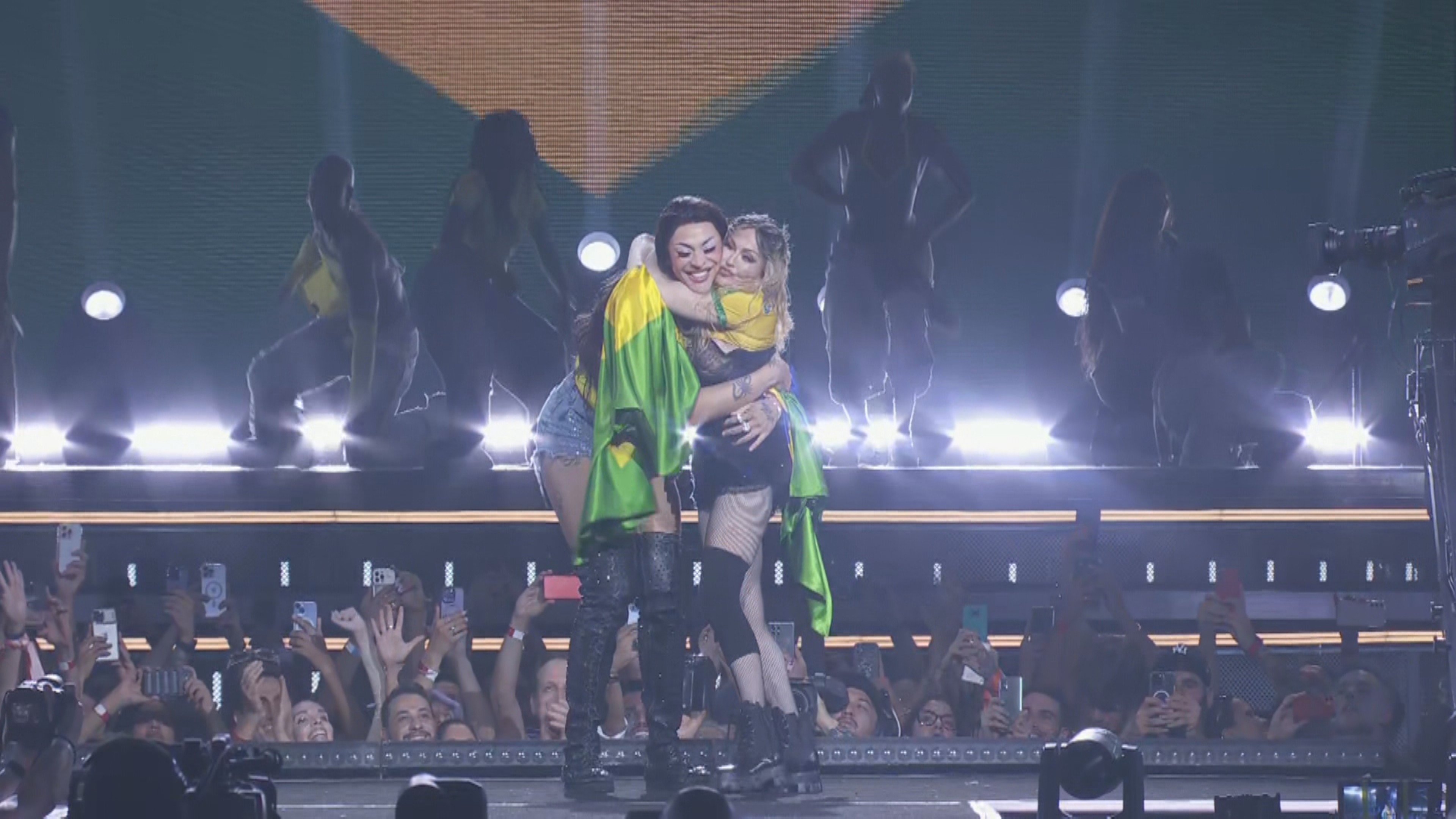 Pabllo Vittar bota para quebrar com samba e funk em número vibrante da celebração teatral de Madonna no Rio 