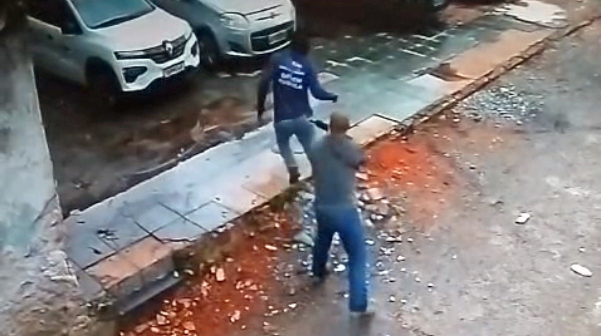 VÍDEO: após veículo ser rebocado no show da Shakira, policiais invadem pátio da prefeitura, agridem agentes, derrubam portão e saem com o carro