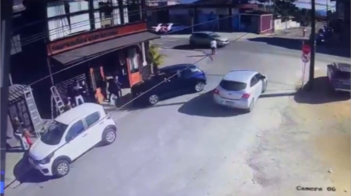 Cinco pessoas são atropeladas em calçada por motorista recém-habilitada em SC; VÍDEO