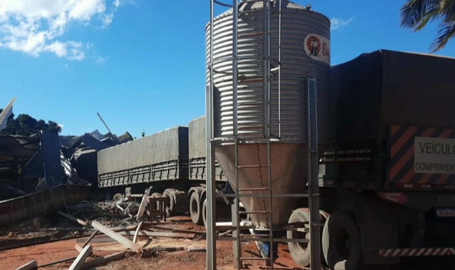 Carro bate em caminhão que sai de pista e invade granja no Paraná; cinco pessoas ficaram feridas