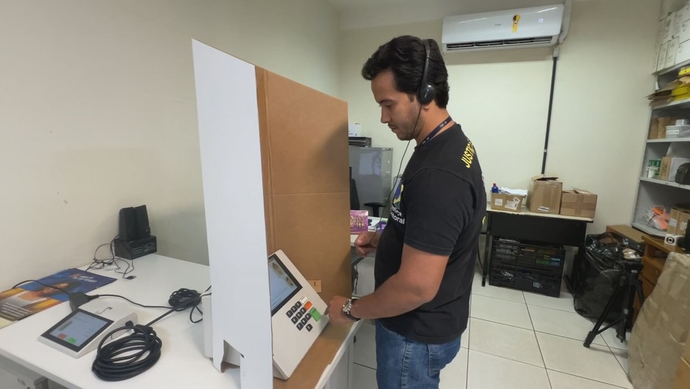 Servidor testa sistema auditivo em urna eletrônica, no cartório eleitoral de São José do Rio Preto (SP): acessibilidade maior para eleitores deficientes — Foto: TV TEM/Reprodução