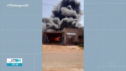 Galpão pega fogo em Lagoa da Confusão; veja flagrante