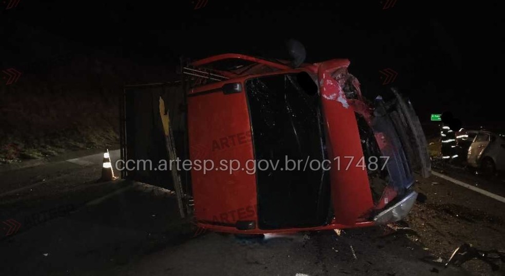 Motorista da caminhonete foi socorrido com ferimentos moderados após acidente na SP-300, em Cabreúva (SP) — Foto: Artesp/Divulgação
