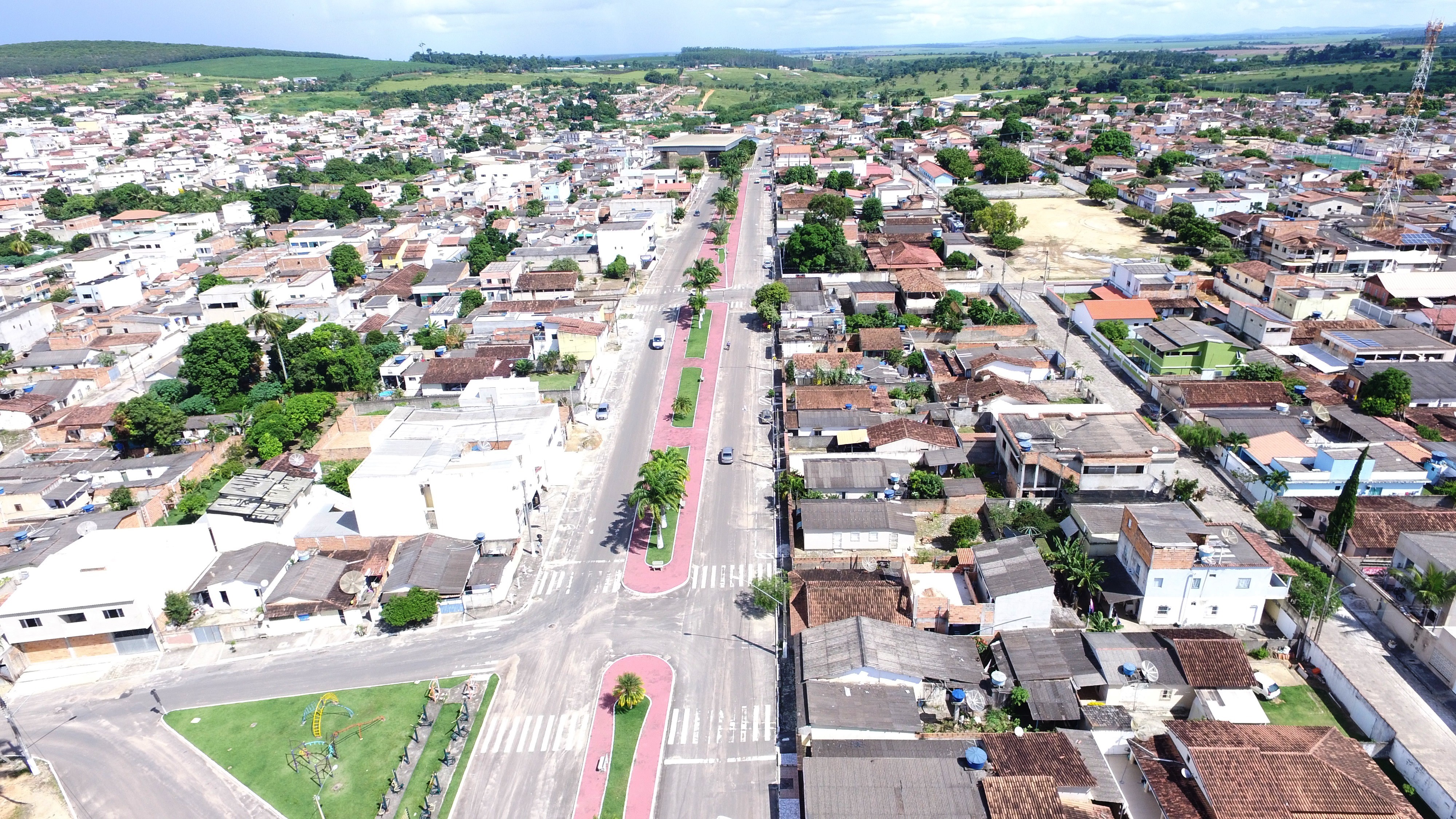 Mulher mata ex-companheira a facadas no meio da rua após briga sobre o fim do relacionamento