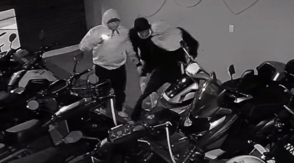 Vídeo mostra grupo criminoso furtando motos elétricas em loja de Rio das Ostras