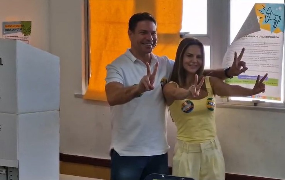 Candidato Alexandre Ramagem (PL) chegou acompanhado da mulher para votar na Barra da Tijuca — Foto: Dayane Zimmermann / g1