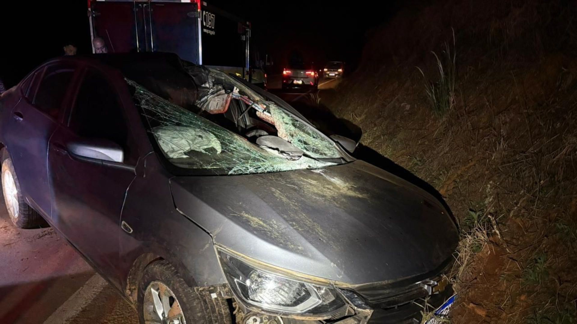 Após ter carro danificado, motorista segue caminhão e presencia acidente com morte na MGC-146