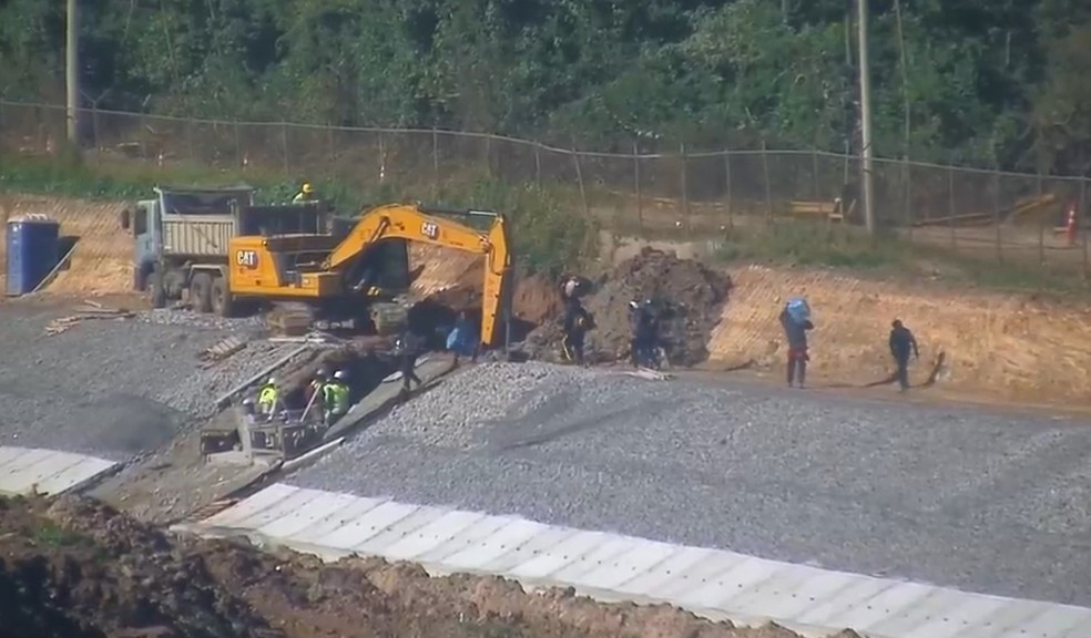 Criminosos passaram com pacotes de drogas em obra para acessar área restrita do aeroporto em Guarulhos — Foto: Reprodução