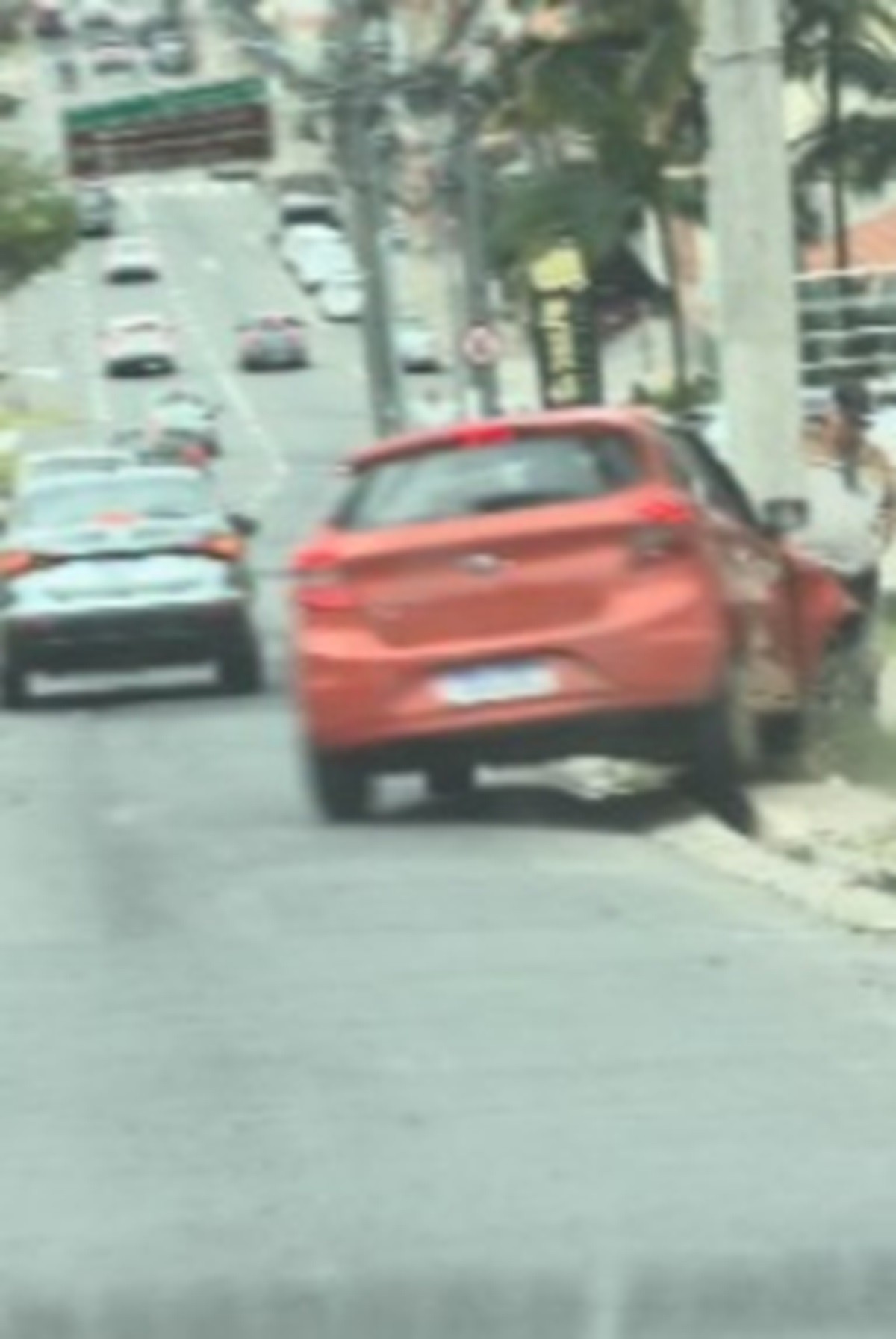 VÍDEO: Carro desgovernado bate em poste e quase acerta idoso em Juiz de Fora