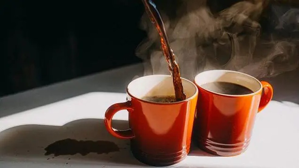 Mistura de café com impurezas tem sido vendido em embalagem semelhante à do café tradicional, segundo associação — Foto: GETTY IMAGES