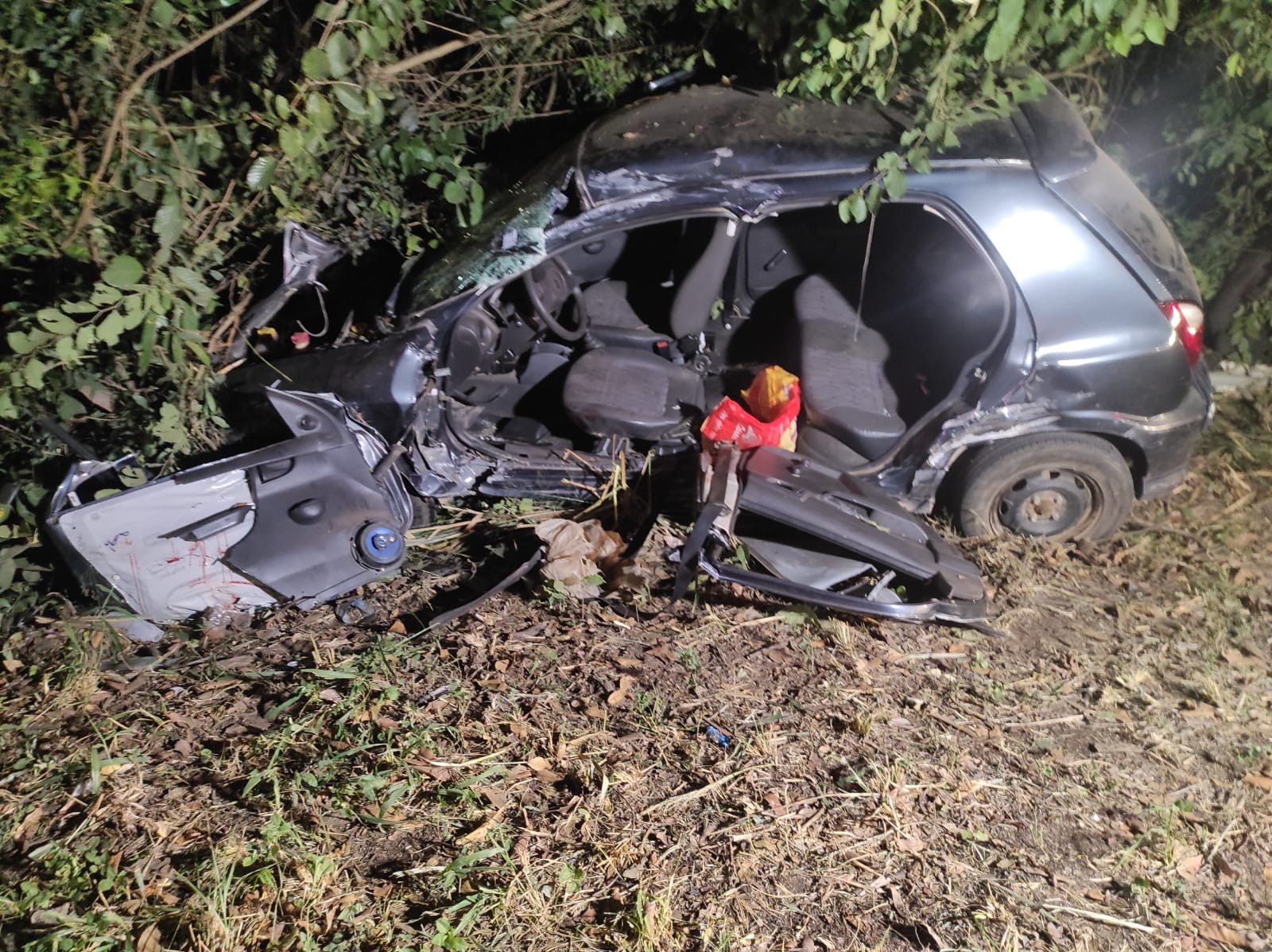 Mulher fica gravemente ferida após colisão entre carro e carreta na BR-494, em Divinópolis