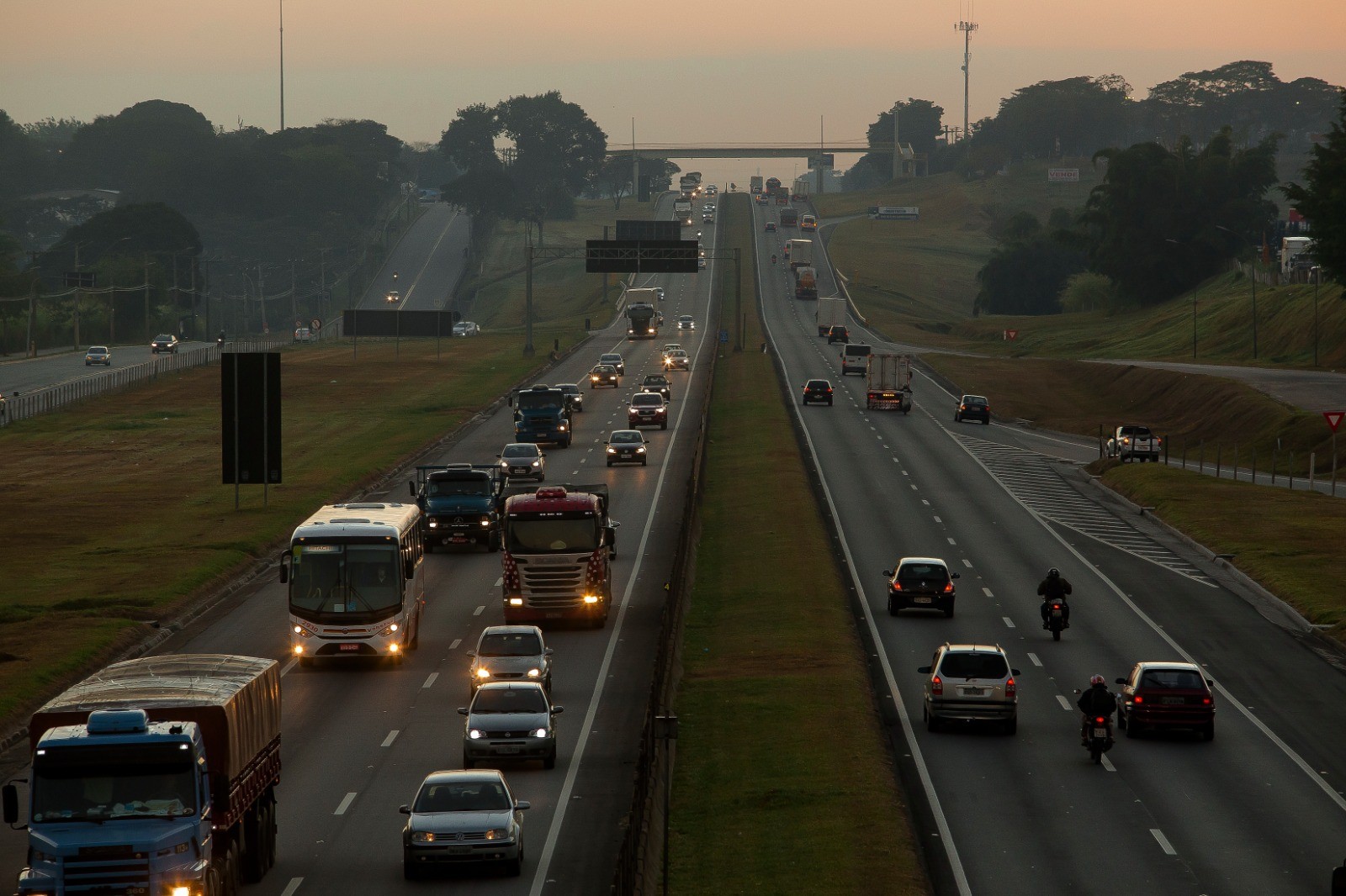 Via Dutra terá interdições programadas para transposição de cabos de energia em Resende e Itatiaia  