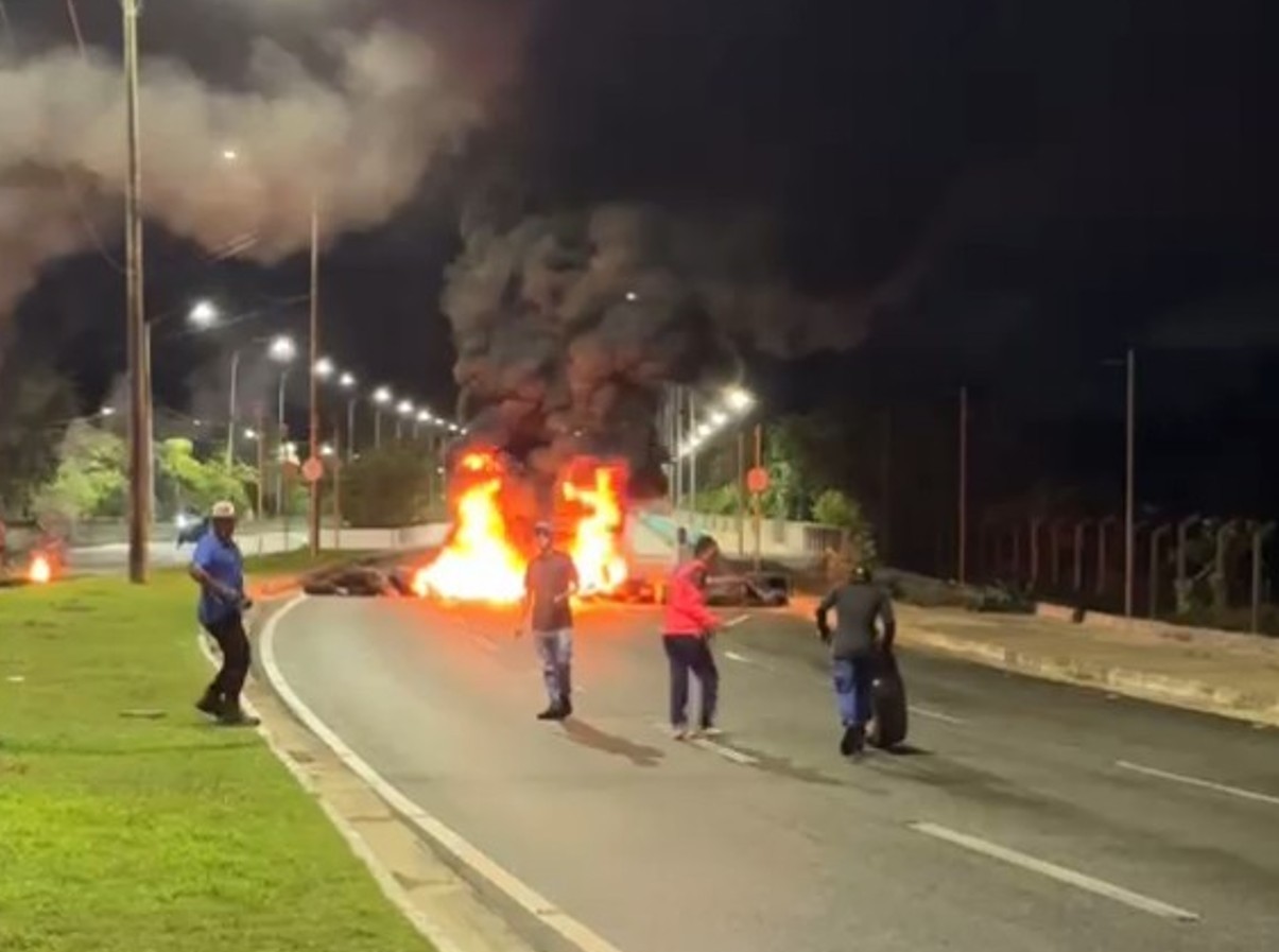 VÍDEO: Manifestação bloqueia Via Expressa durante tentativa de invasão de terreno em São Luís