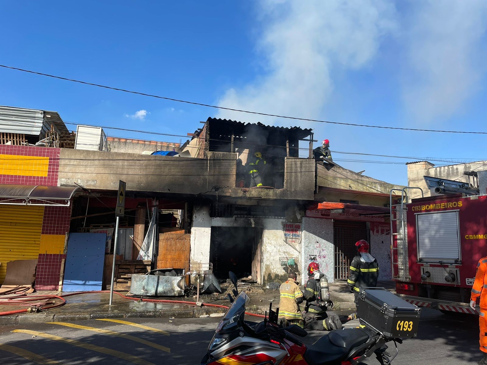 Fábrica de paletes e casa pegam fogo no bairro Coqueiros, VÍDEOS