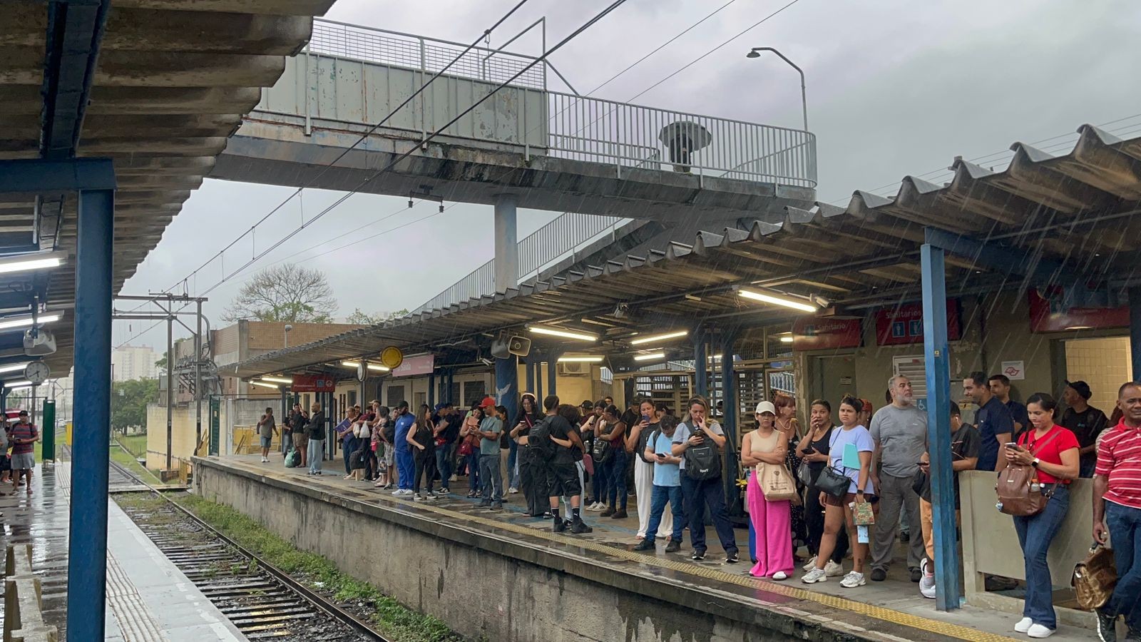 Trens da CPTM operam parcialmente na linha 12 devido a alagamento na via