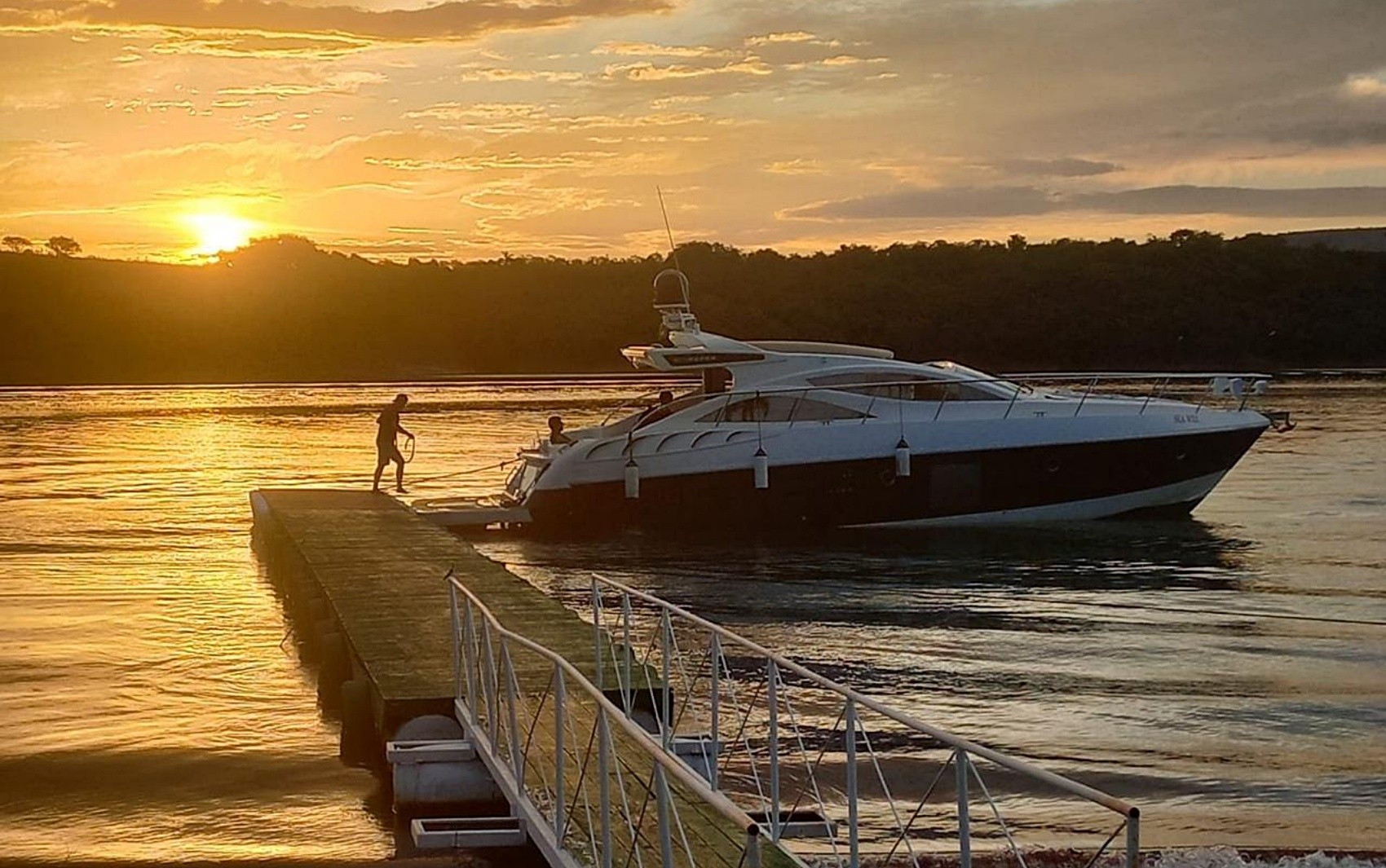 Marina, heliponto e mansões: cidade submersa pelas águas de Furnas vira novo refúgio de milionários em MG