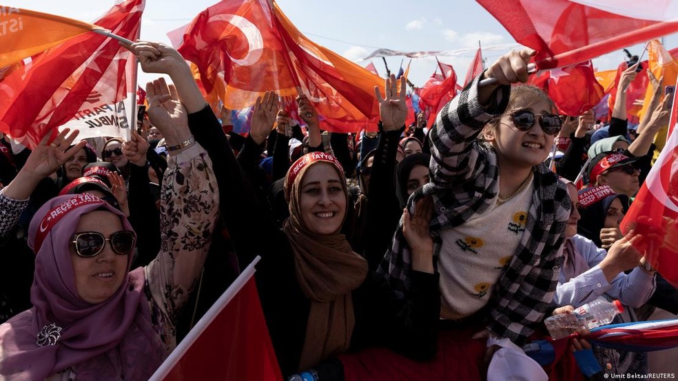 Apoiadores de Erdogan durante um com&iacute;cio eleitoral em Istambul &mdash; Foto: Umit Bektas/REUTERS