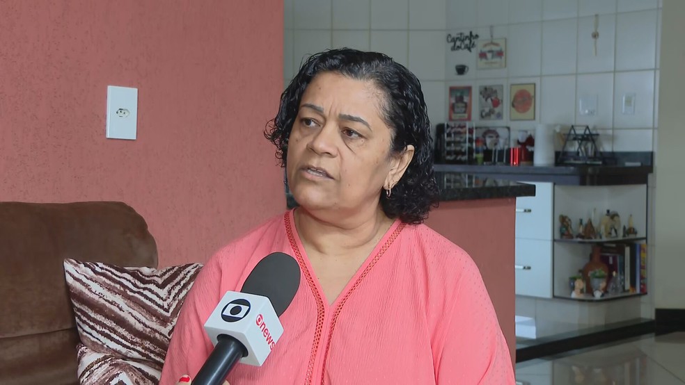 Kássia Leão, filha de Miranilde Pereira da Silva, de 75 anos (uma das três vítimas do técnico de enfermagem Marcos Vinícius no DF) — Foto: TV Globo