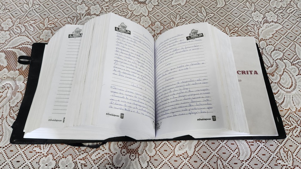 Igreja Peniel, de Presidente Prudente (SP), transcreveu toda a Bíblia Sagrada em menos de uma semana — Foto: Leonardo Bosisio/g1