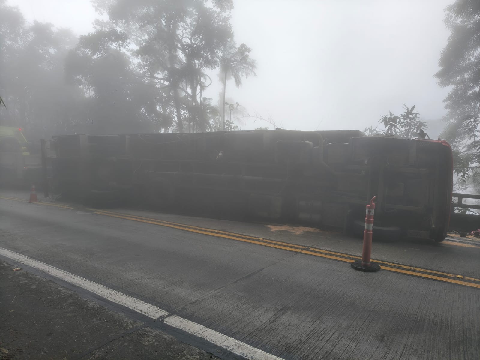 Carreta tomba na BR-116, na Rio-Teresópolis, e causa interdição parcial em feriado de Corpus Christi