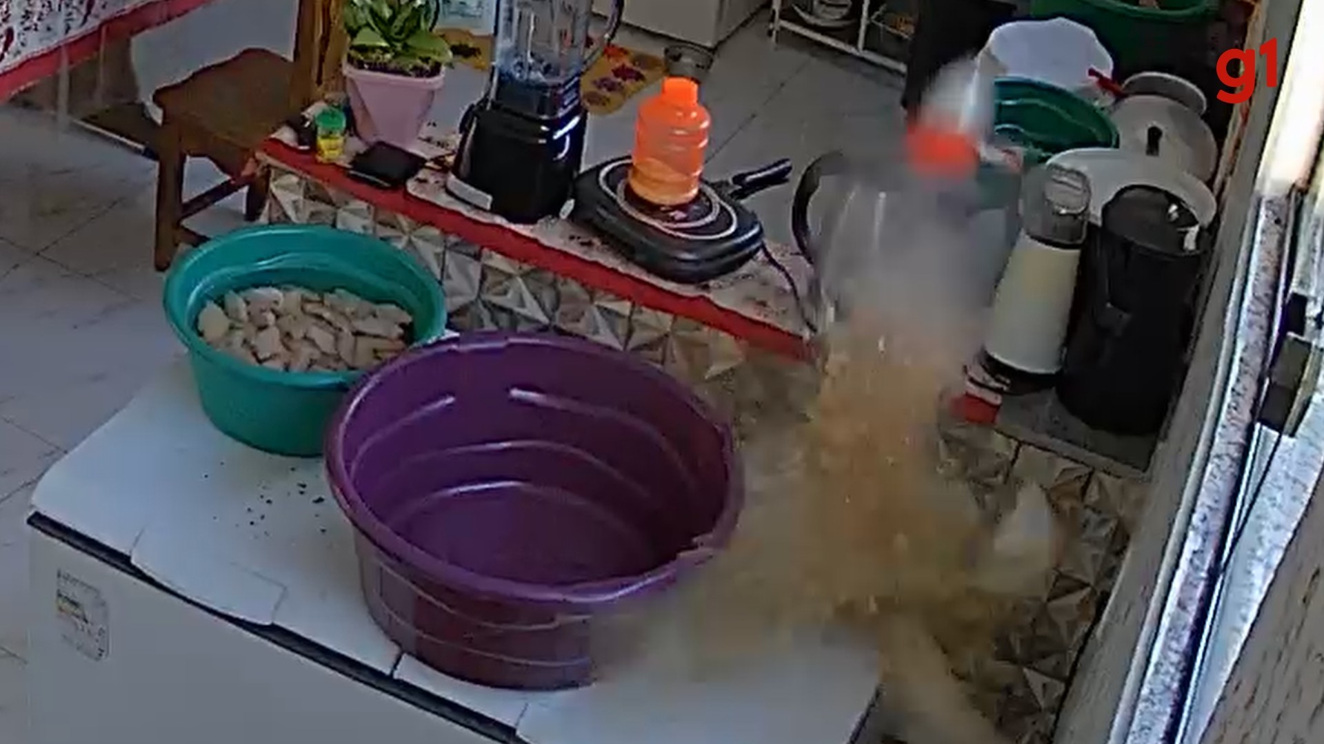 Vídeo mostra momento em que garrafa PET explode e assusta casal em RO