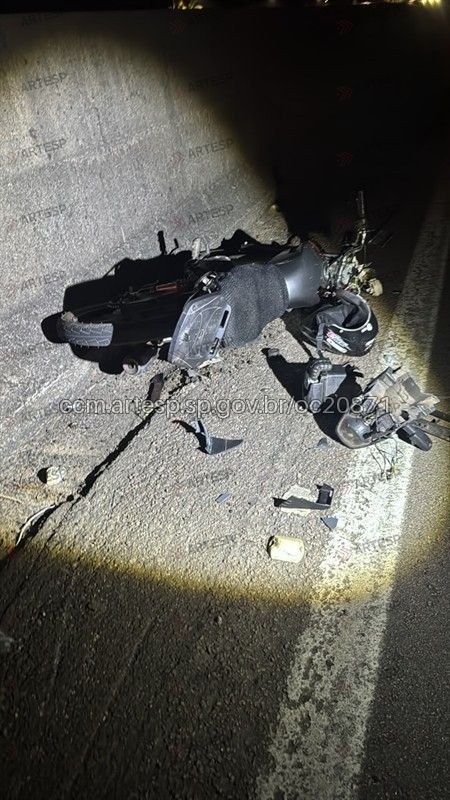 Moto atropela cachorro, tomba na pista e é atingida por carros na Santos Dumont; uma pessoa morreu