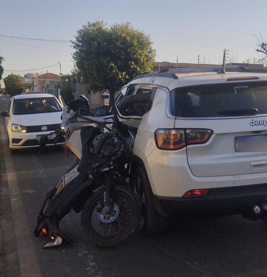 VÍDEO: moto fica presa em janela de carro e motociclista é arremessado após batida em Várzea Grande (MT)