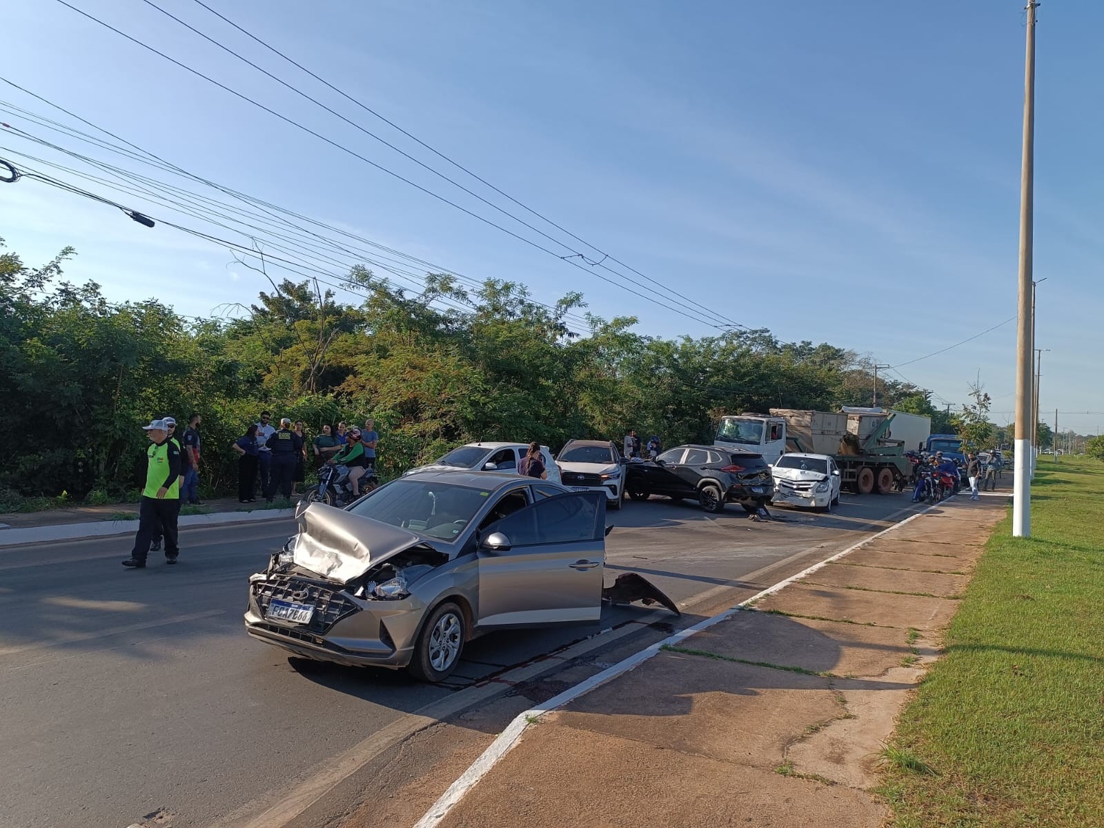 Acidente entre moto e 6 carros deixa dois feridos em Várzea Grande (MT)