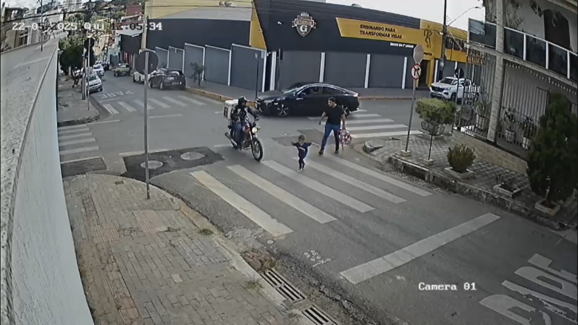 Motociclista desrespeita parada, entra na contramão e atropela criança; VÍDEO