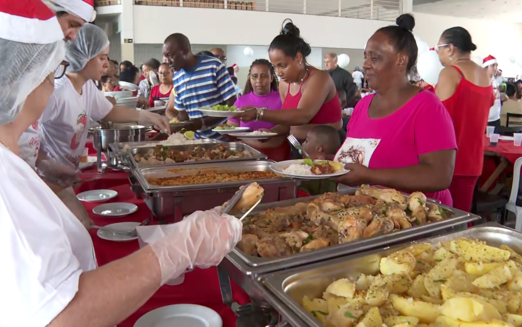 Voluntários promovem almoço solidário de Natal para mais de duas mil pessoas em Franca, SP