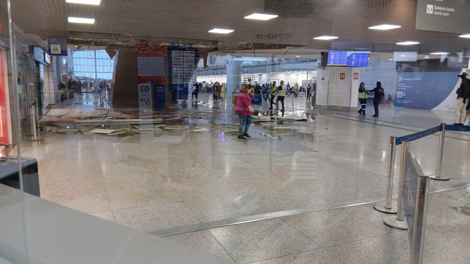 Parte do teto do Aeroporto Salgado Filho desaba durante chuva em Porto Alegre 