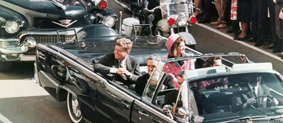 John F. Kennedy desfila em carro aberto em Dallas no dia 22 de novembro de 1963, pouco antes de ser morto; Jackie Kennedy está a seu lado, e, na frente, está John Connally, governador do Texas, e sua mulher, Nelly — Foto: AP Photo/picture alliance